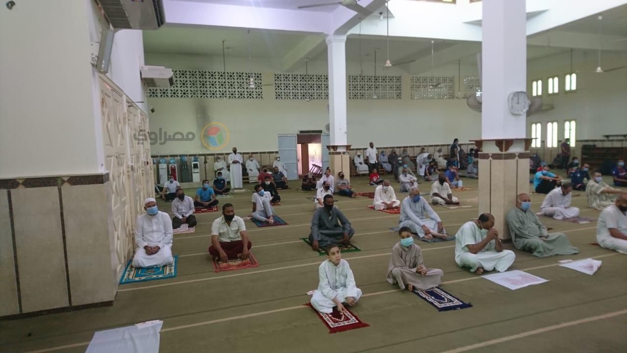 تباعد اجتماعي بين المصلين في مسجد الحسين  
