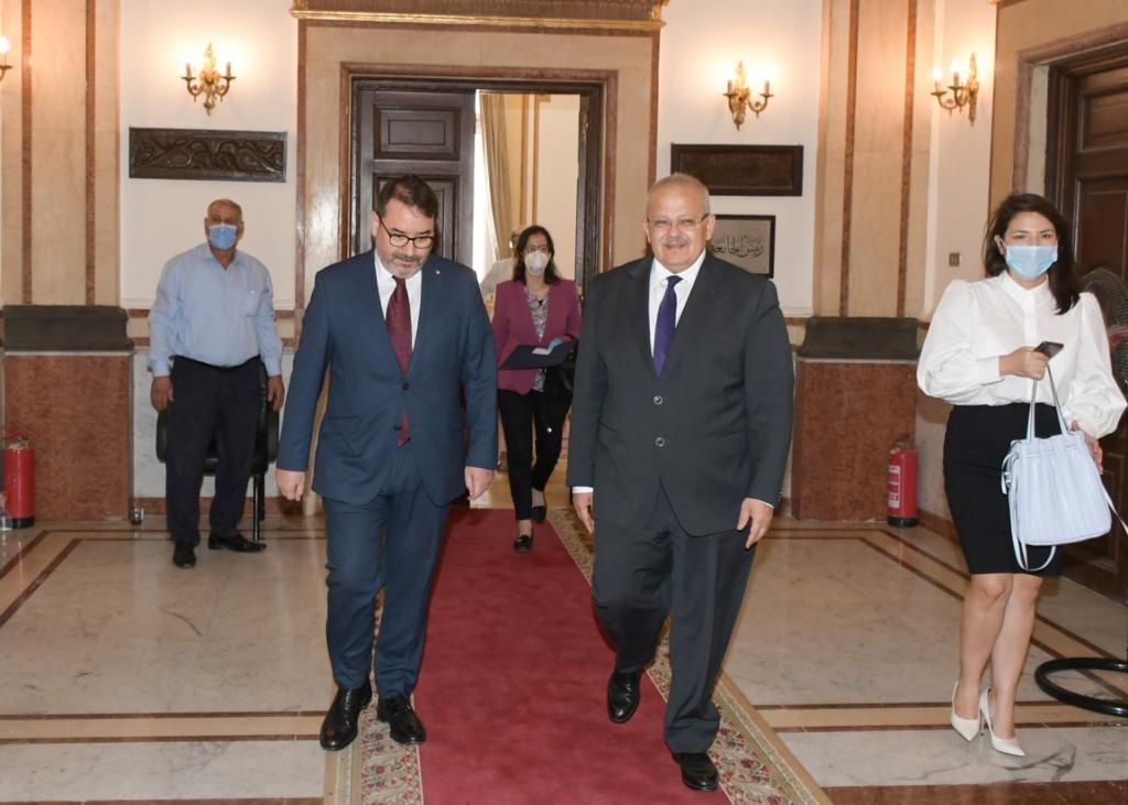 رئيس جامعة القاهرة يستقبل سفير تشيلي