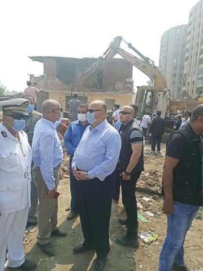 محافظ القاهرة يتابع إزالة 93 عقارا