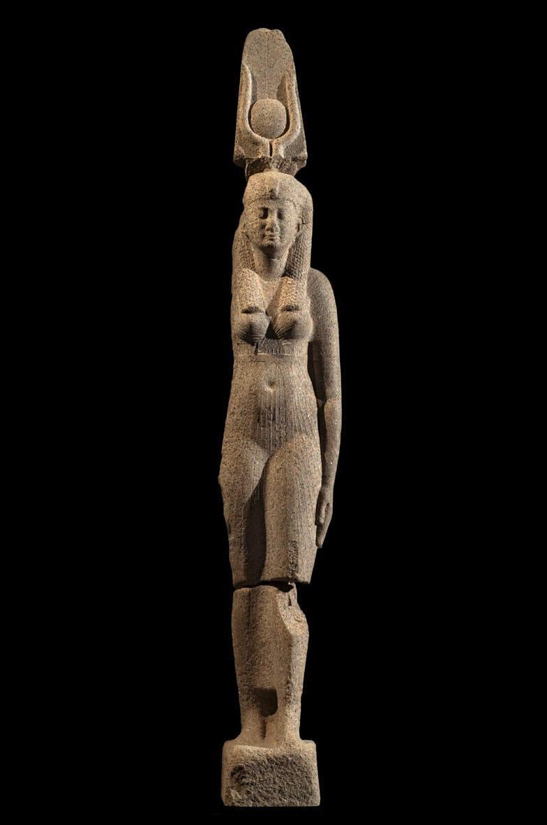عودة تمثالين ملكيين إلى مصر لعرضهما بالمتحف المصري الكبير