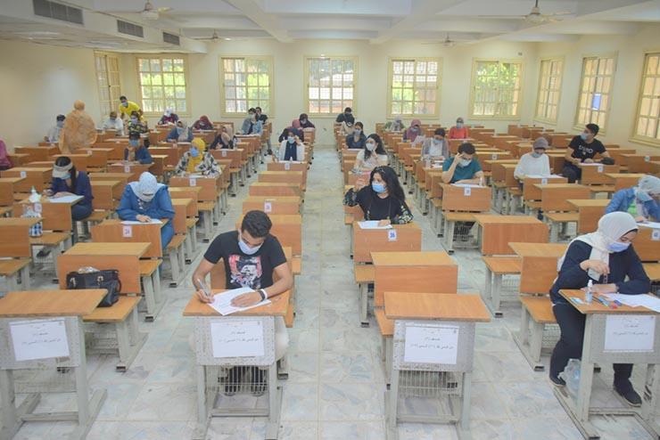 امتحانات الفرق النهائية بجامعة القاهرة 