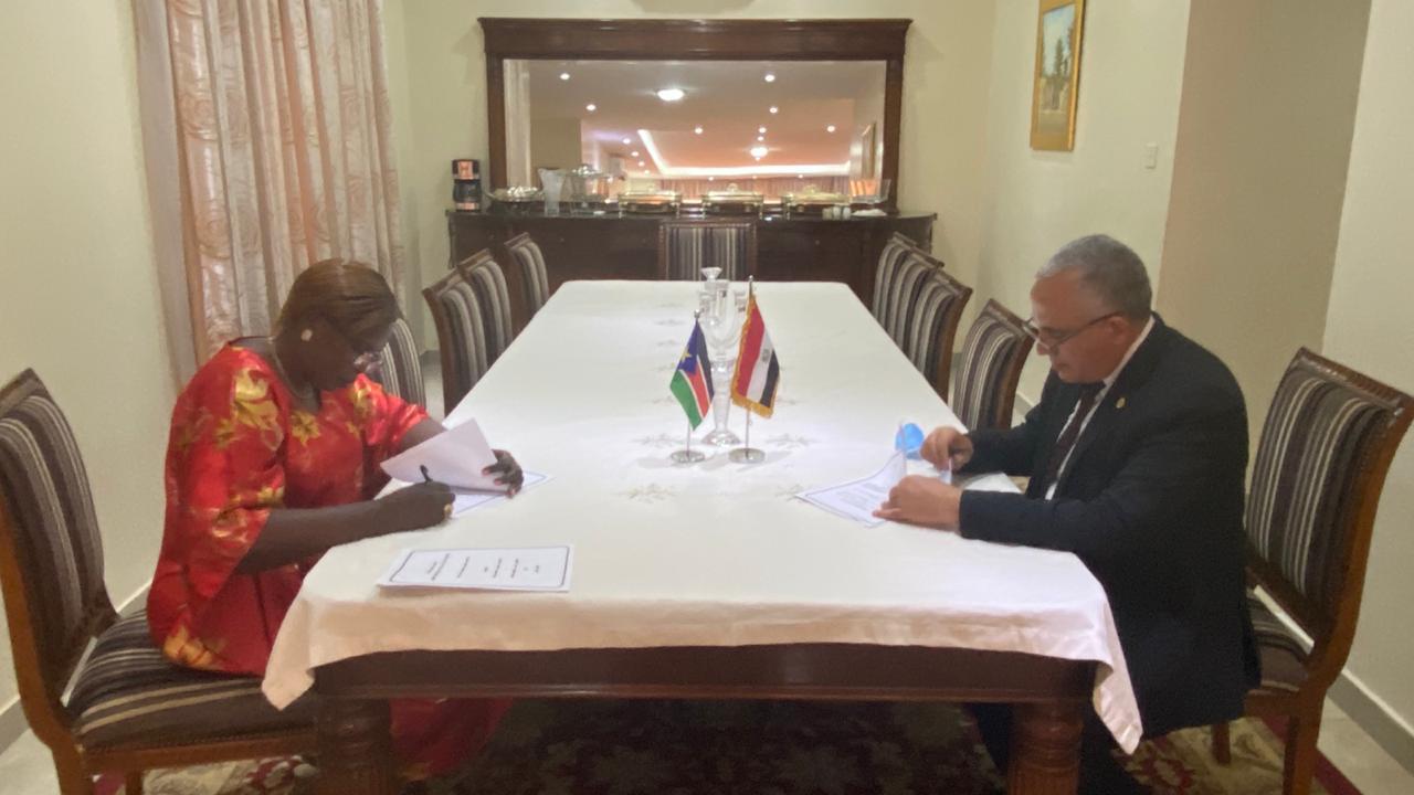 وزير الري يوقع على مشروع تأهيل الترع خلال زيارته لجنوب السودان 