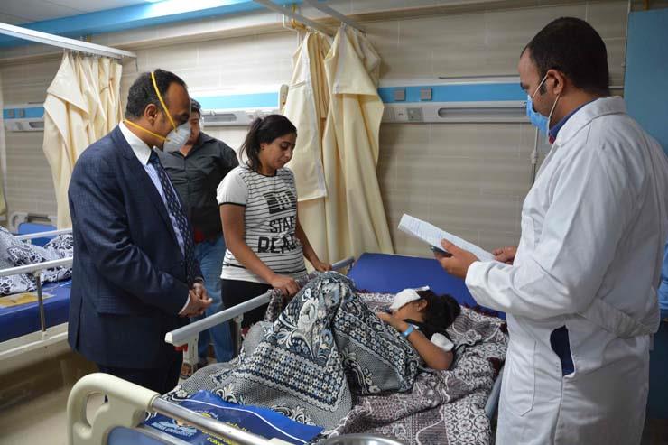نائب محافظ المنيا يتابع حالة المصابين في حادث الصحراوي الشرقي