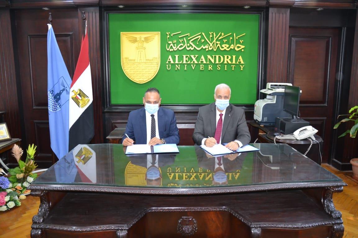 رئيس جامعة الإسكندرية خلال توقيع البرتوكول