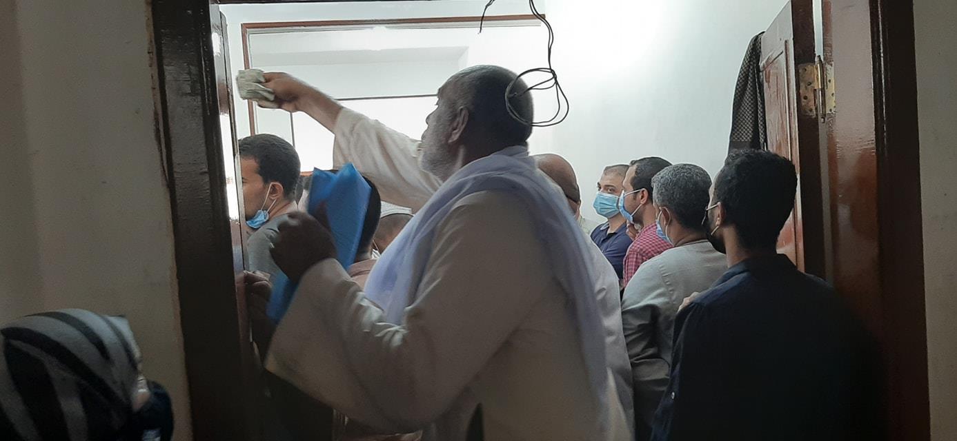 زحام المواطنين على مكتب الشهر العقارى بأبوتيج في أسيوط 