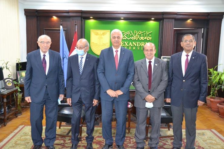 وزير الاتصالات ورئيس جامعة الإسكندرية يشهدان توقيع اتفاقية تعاون لتنفيذ مشاريع بحثية 