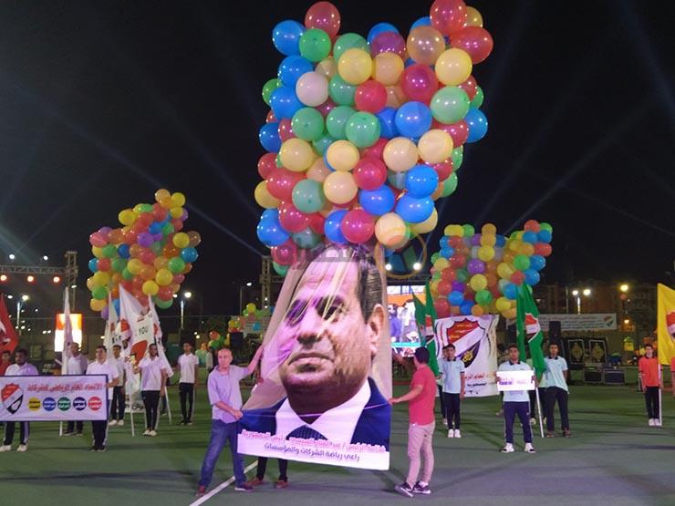 عمال مصر يطلقون بالونات تحمل صورة الرئيس