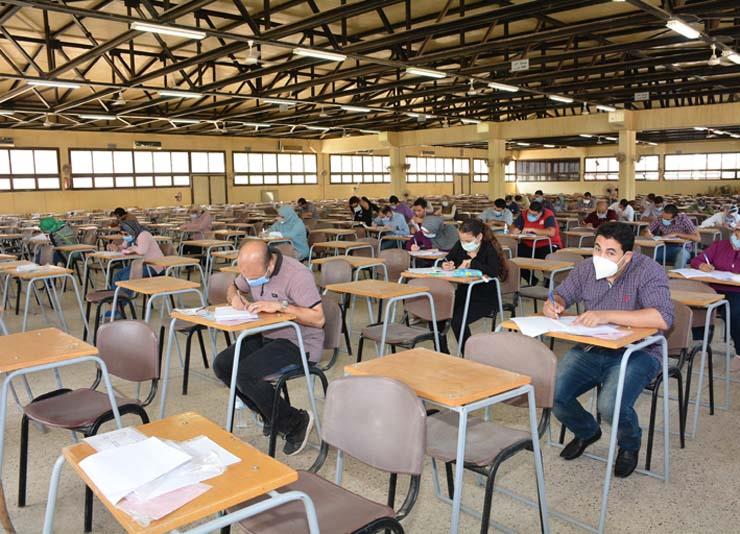 نائب رئيس جامعة أسيوط يتفقد لجان امتحانات الدراسات العليا