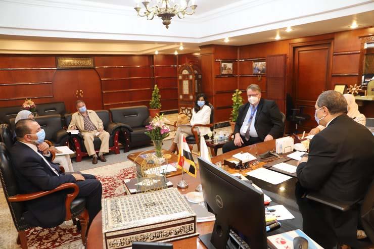 خلال لقاء الوزير بمكتبه بديوان عام الوزارة