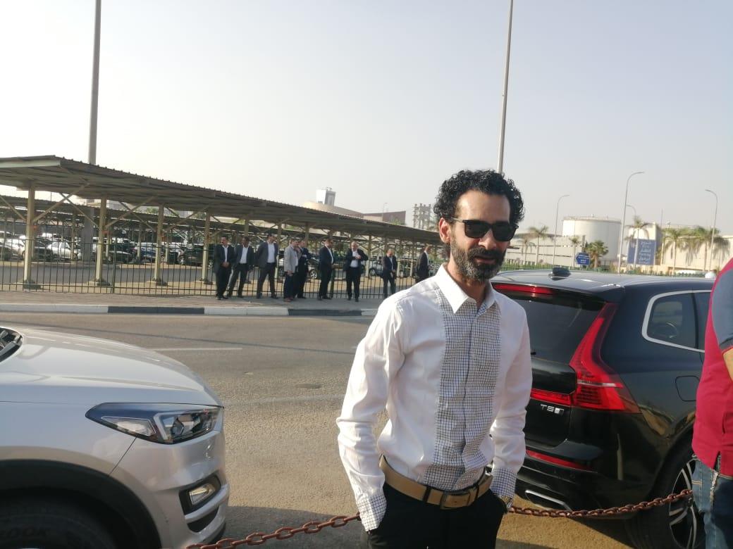 توافد أسرة رجل الأعمال محمد فريد خميس علي المطار لاستلام الجثمان 