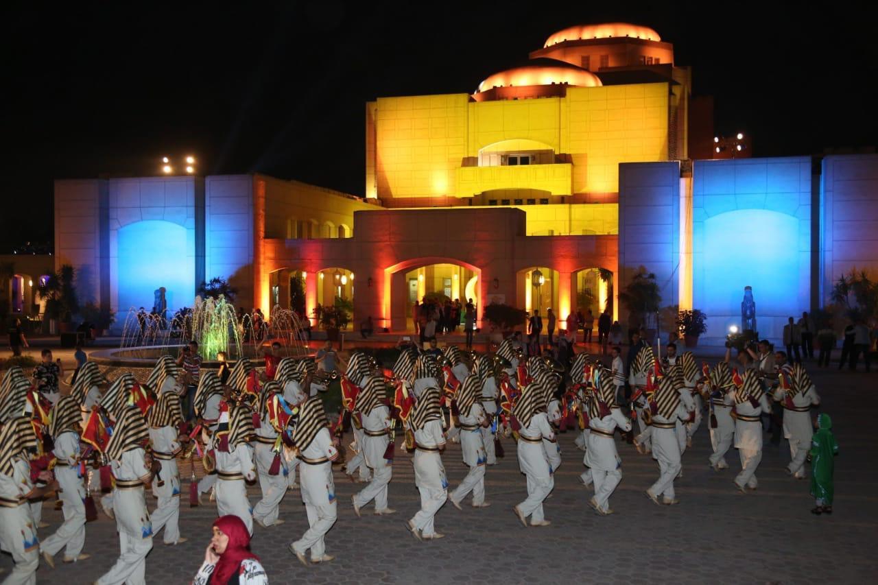 الموسيقات العسكرية على مسرح النافورة بالأوبرا.