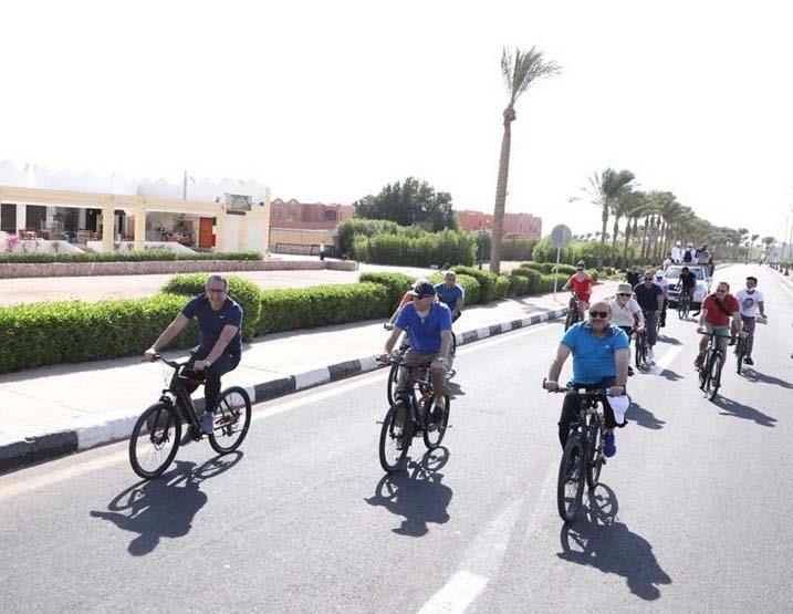 سفير الكاميرون يفوز في ماراثون الدراجات بشرم الشيخ