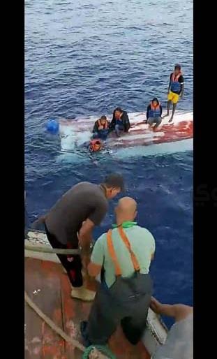 مشهد يوضح كيفية إنقاذ المهاجرين غير الشرعيين بالبحر