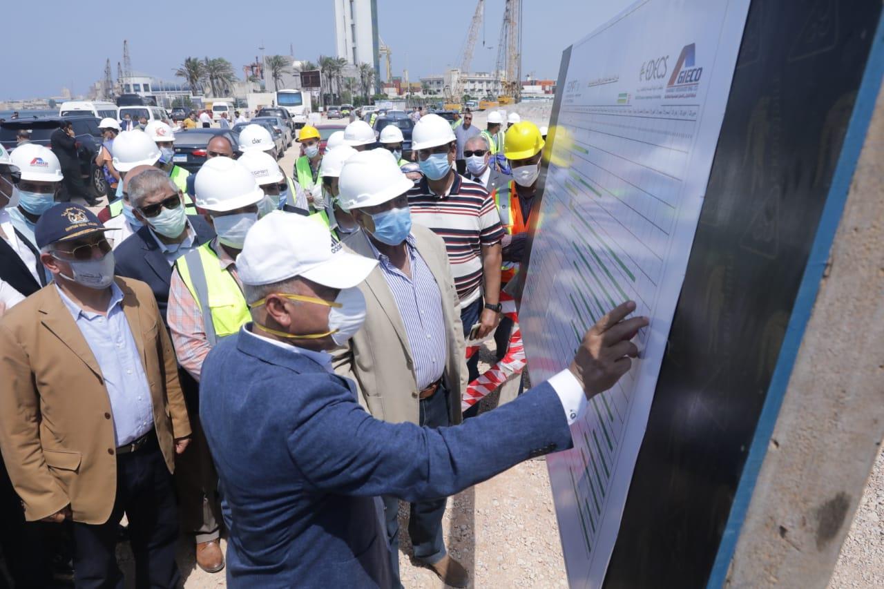 وزير النقل يتفقد عدد من مشروعات ميناء الإسكندرية 