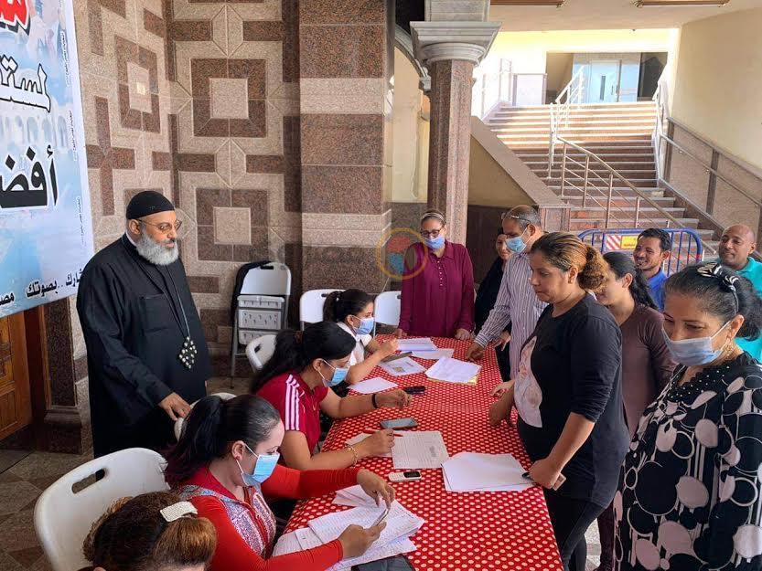 كنيسة أبي سيفين تساعد المواطنين لمعرفة لجانهم الانتخابية في بورسعيد