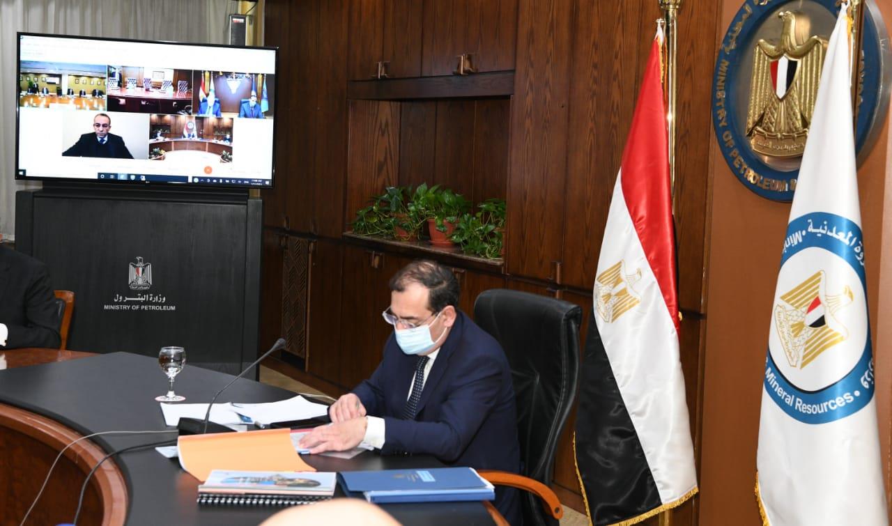 وزير البترول: تحويل 368 ألف سيارة للعمل بالغاز الطبيعي حتى الآن وزير البترول: تحويل 368 ألف سيارة للعمل بالغاز الطبيعي حتى الآن