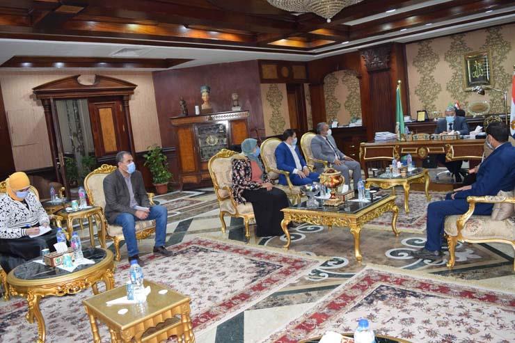 محافظ المنيا يناقش مع أعضاء البرنامج الرئاسي متابعة حياة كريمة