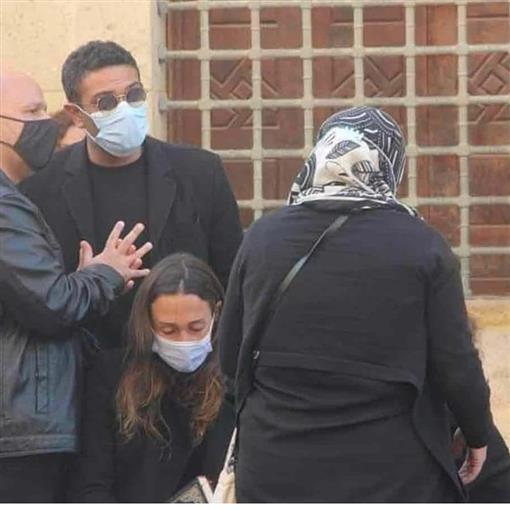 كنزي عبد الله زوجة آسر ياسين في جنازة والدتها 