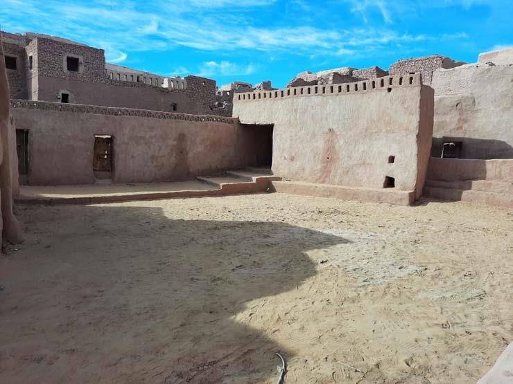 رئيس قطاع الآثار الإسلامية يتفقد مشروع ترميم قرية بلاط الأثرية بالداخلة