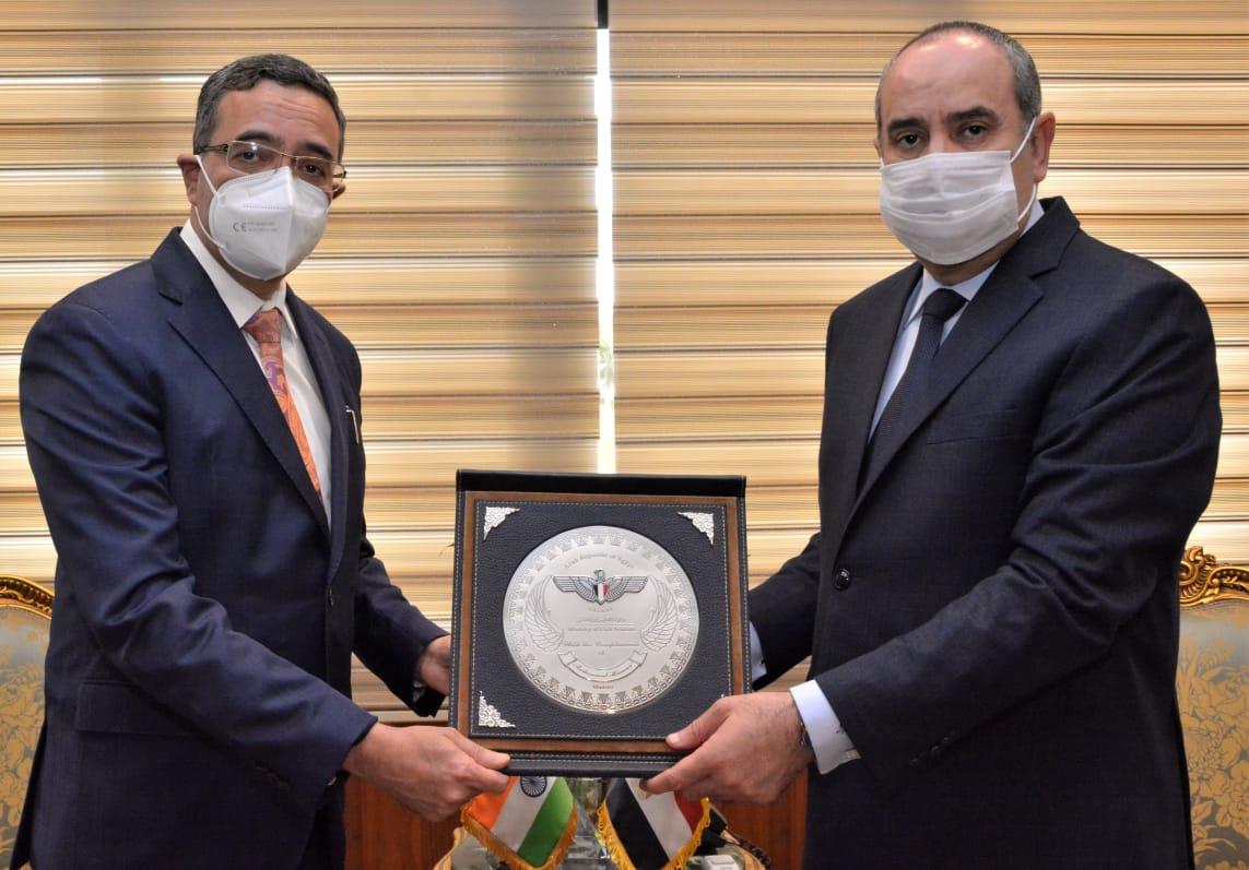 وزير الطيران يبحث اتفاقيات النقل الجوي والاستثمار مع سفير الهند بالقاهرة