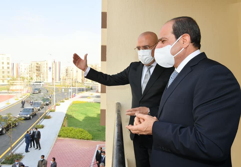 الرئيس السيسي يوزع تابلت هدية لأبناء أسر الإسكان البديل للمناطق غير الآمنة
