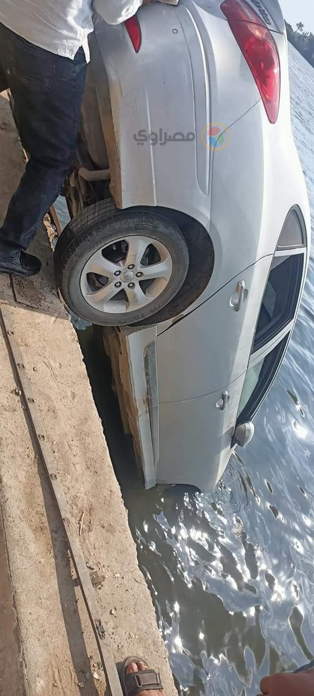 سيارة طائشة تكسر الحاجز الحديدي وتقفز في نهر النيل بكفر الشيخ
