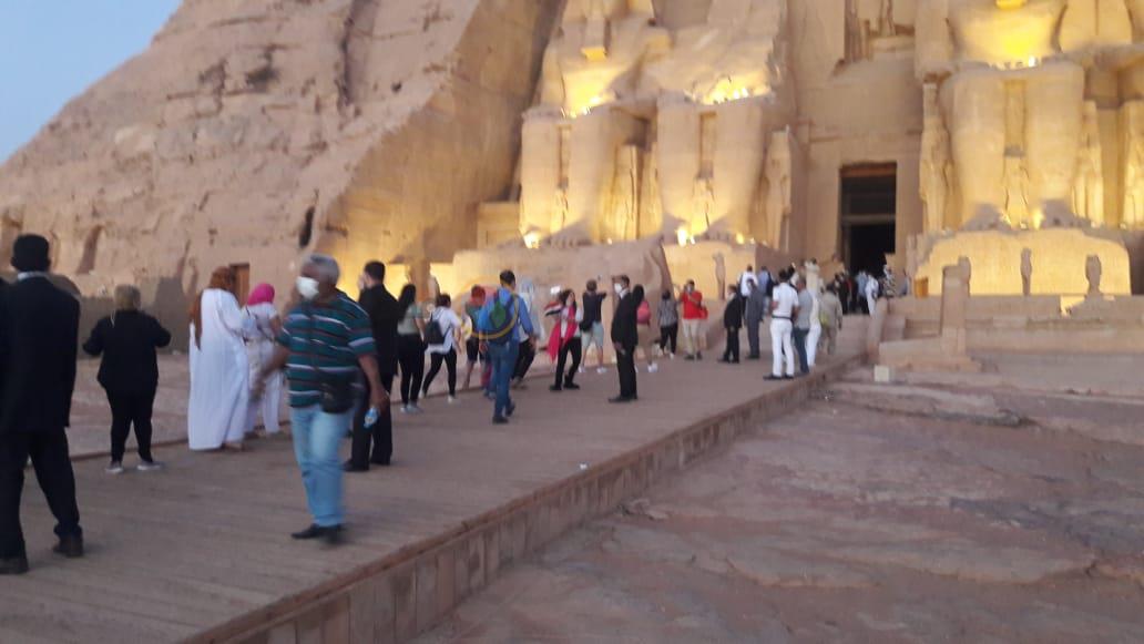 المصريين والأجانب يشاهدون تعامد الشمس