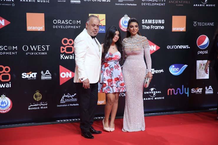 أشرف زكي وروجينا وابنتهما في حفل ختام مهرجان الجونة
