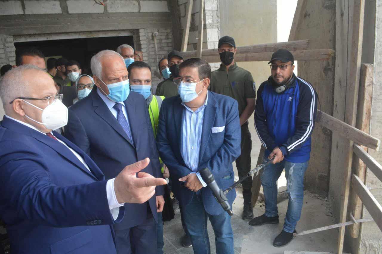 محافظ الجيزة ورئيس جامعة القاهرة يتفقدان مستشفى ثابت ثابت