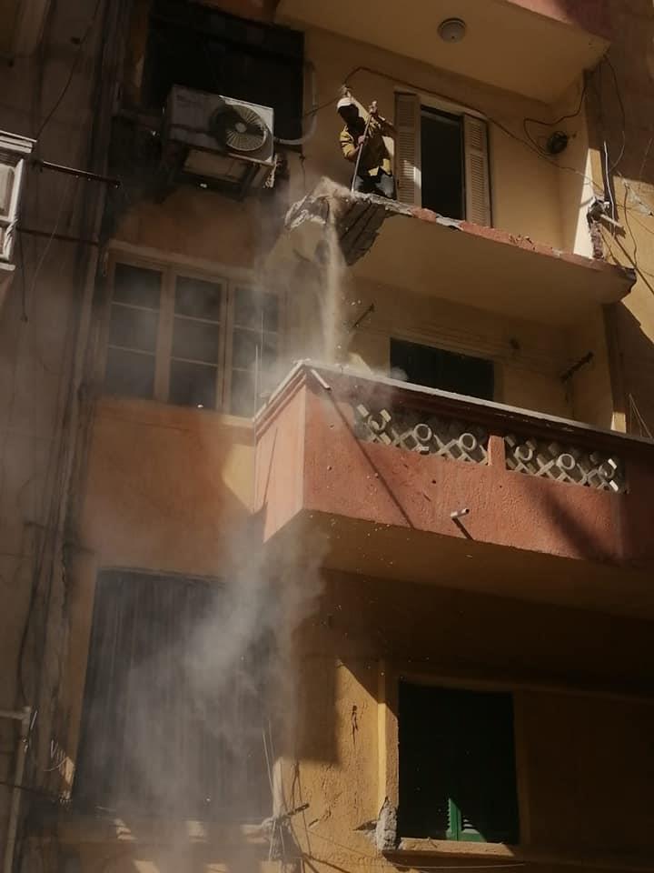 إزالة شرفة عقار في الإسكندرية (1)