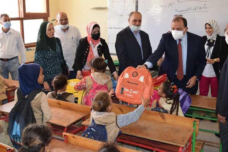 رئيس جامعة بني سويف يوزع 350 حقيبة مدرسية لطلاب مبادرة كلنا ايد واحدة