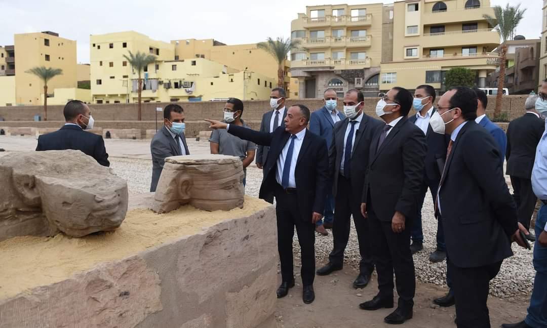 رئيس الوزراء يتفقد منطقة الاكتشافات الأثرية بطريق الكباش