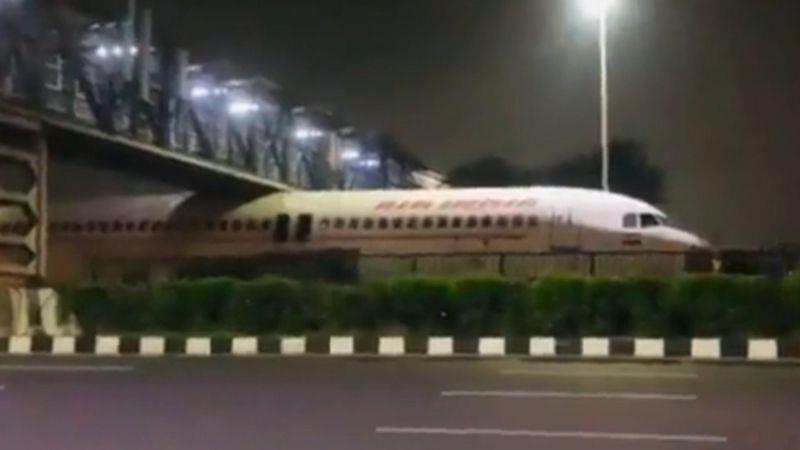 طائرة تعلق أسفل جسر في الهند تثير سخرية على مواقع التواصل الاجتماعي