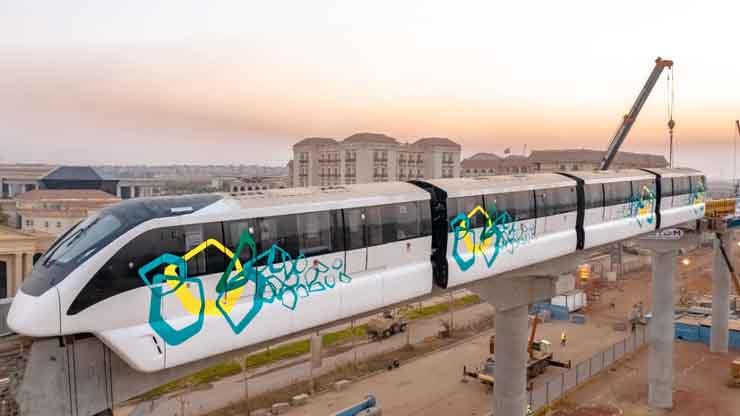 وزارة النقل تشارك المواطنين احتفالات نصر أكتوبر بتثبيت أول قطار مونوريل