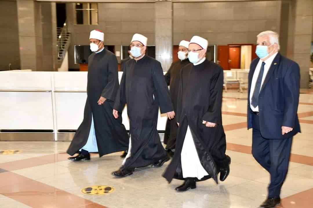 وصول وزير الأوقاف والمفتي إلى مطار شرم الشيخ