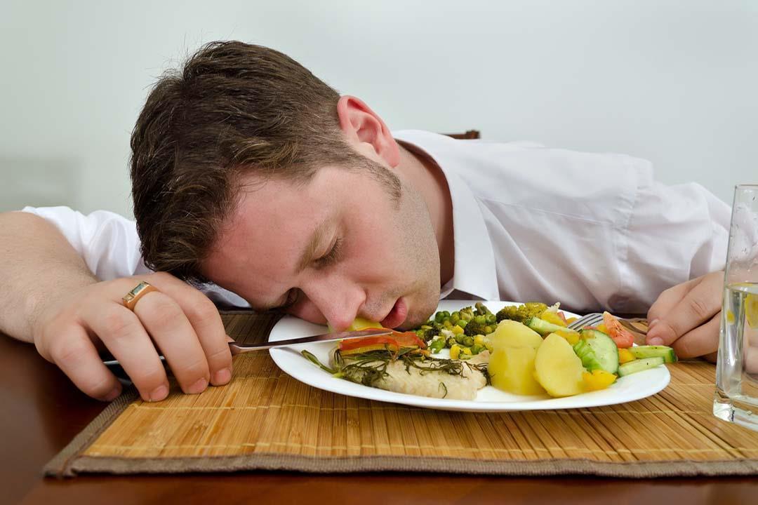 ما يحدث للجسم عند النوم بعد الغداء؟