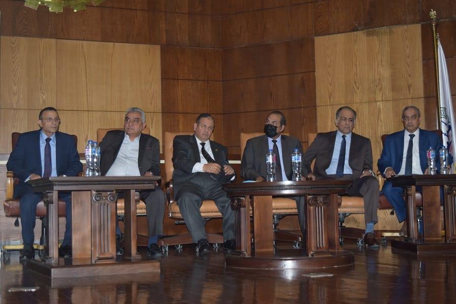 غرفة القاهرة تستضيف رئيس مصلحة الجمارك لبحث معوقات التسجيل المسبق للشحن غرفة القاهرة تستضيف رئيس مصلحة الجمارك لبحث معوقات التسجيل المسبق للشحن