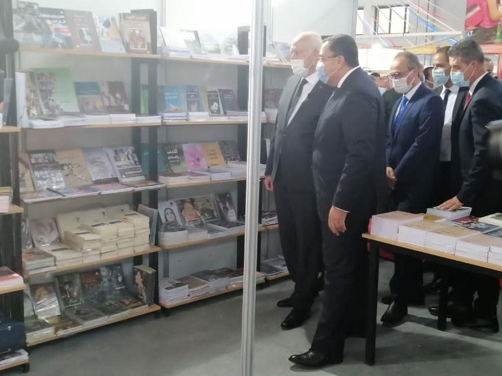 الرئيس التونسي يتفقد الجناح المصري في معرض تونس للكتاب 