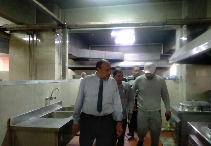 نائب رئيس جامعة الأزهر يتفقد مطعم المدينة الجامعية 