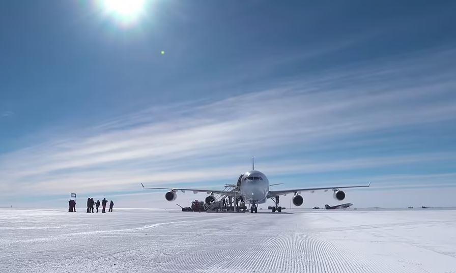 أول طائرة مدنية في أنتاركتيكا