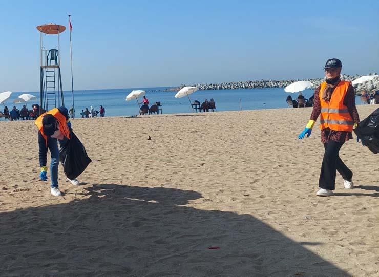 إخلاء شاطئ السرايا العام بالإسكندرية من البلاستيك الضار بالبيئة بأيدي طلاب متطوعين - صور