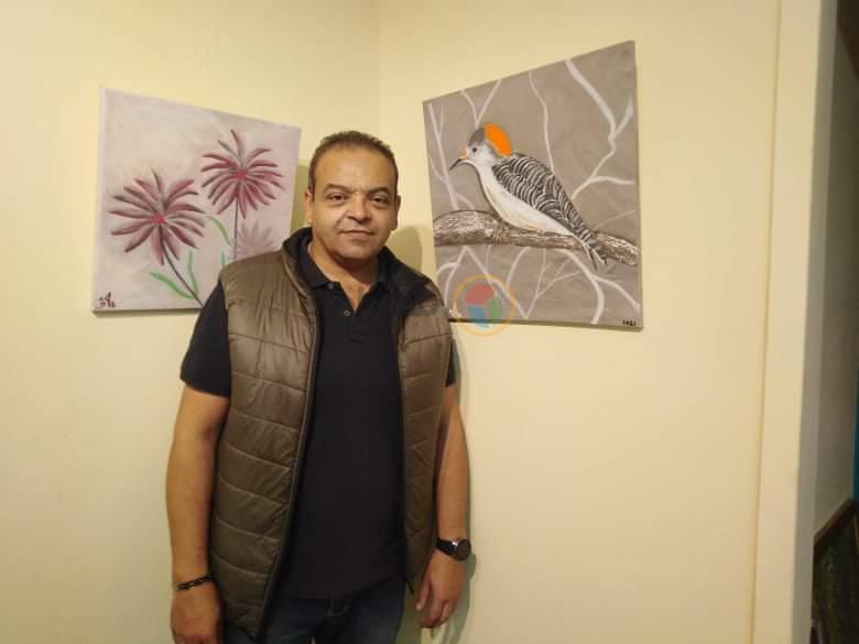 صيدلي يحترف الفن التشكيلي في الإسكندرية (