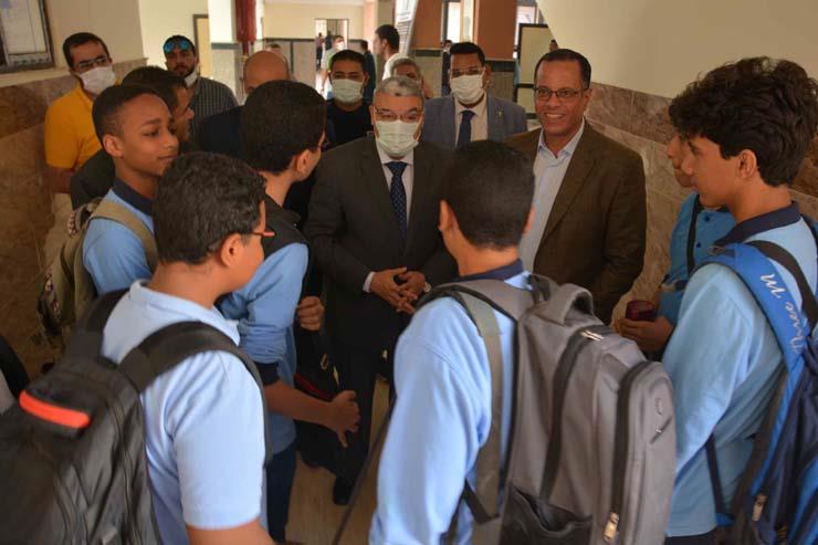 محافظ المنيا يتفقد مدرسة المتفوقين للعلوم والتكنولوجيا