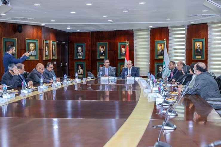 فريد يبحث مع رئيس البريد فرص الاستثمار في البورصة المصرية فريد يبحث مع رئيس البريد فرص الاستثمار في البورصة المصرية