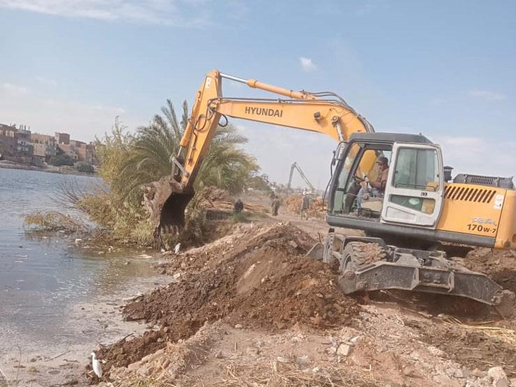 إزالة تعديات على نهر النيل في أسيوط 