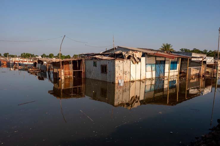 المباني في بينتيو مغمورة بالمياه. نزح كثير من الناس ويعيشون في ملاجئ مصنوعة من العصي والقمامة