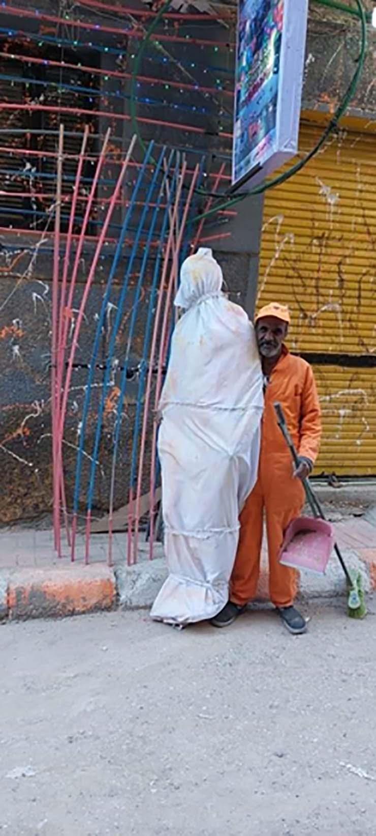 مجسم مشنوق يرتدي الكفن في الشارع