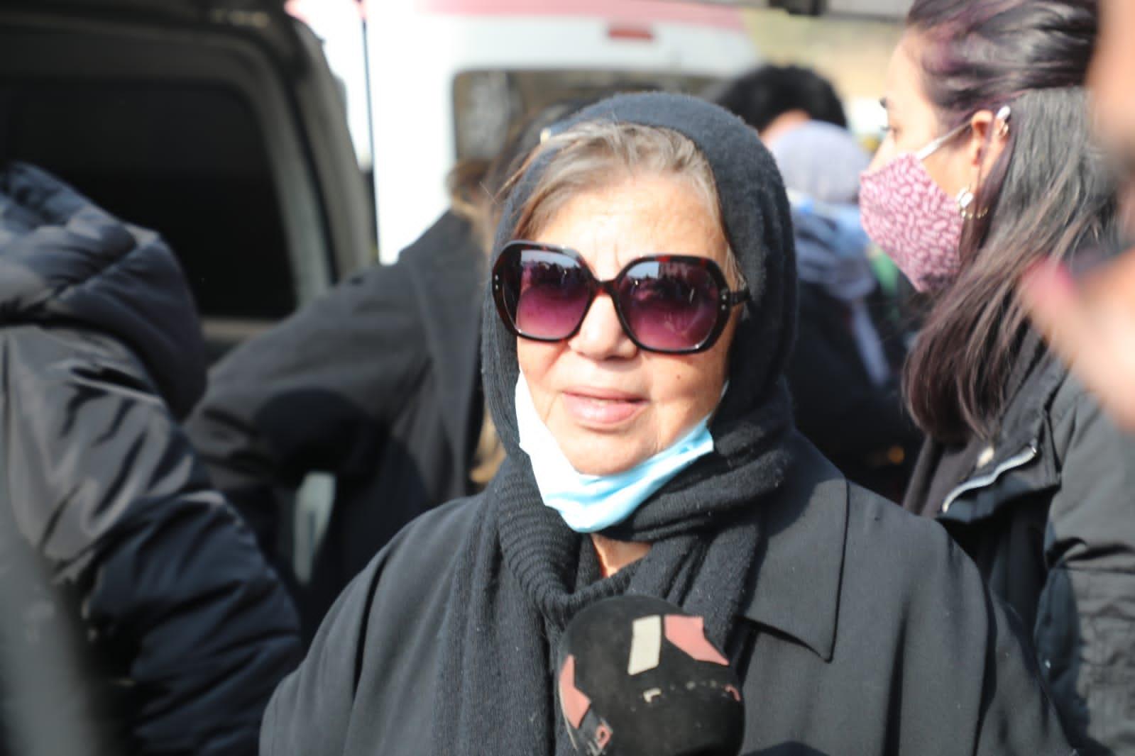 وصول جثمان الإعلامية عزة الإتربي إلى مسجد السيدة نفيسة تمهيدًا لتشييعه (1)