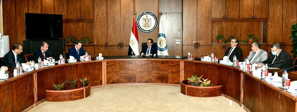 وزير البترول يبحث شركة "لوك أويل" الروسية زيادة استثماراتها في مصر وزير البترول يبحث شركة "لوك أويل" الروسية زيادة استثماراتها في مصر