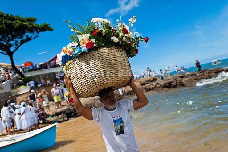 زهور وهدايا تكريما لإلهة البحر على شاطئ برازيلي